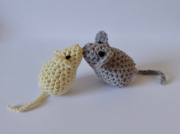 Kissing crochet mice